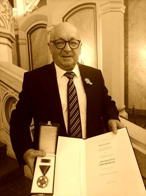 Mély megrendüléssel búcsúzunk Orosz István tanár úrtól, kollégánktól, barátunktól.