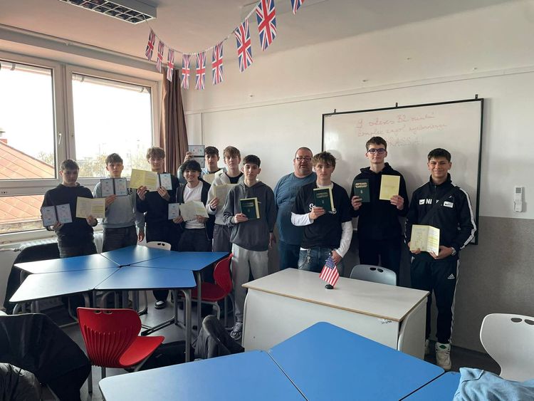 🔊 A 10.IE osztályból kilencen szereztek B2 szintű komplex és ketten B2 szintű írásbeli nyelvvizsgát.