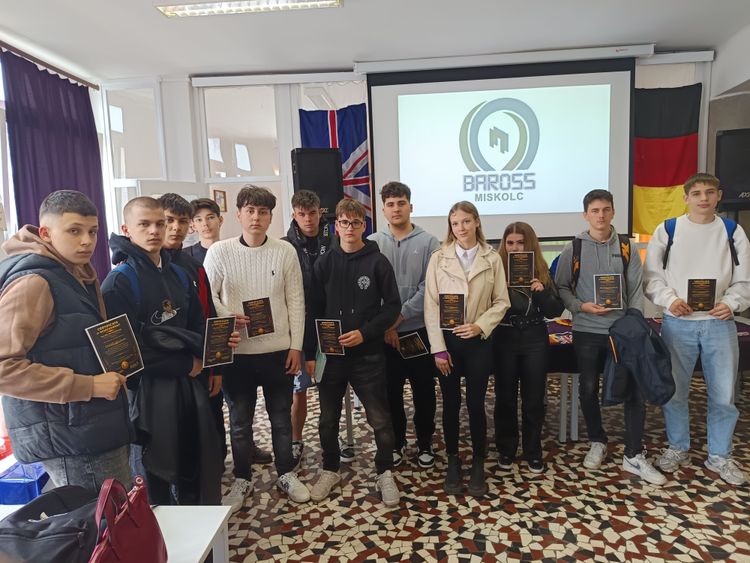 Brassaisok helytállása a technikumok közötti angol nyelvi projektversenyen💵💻