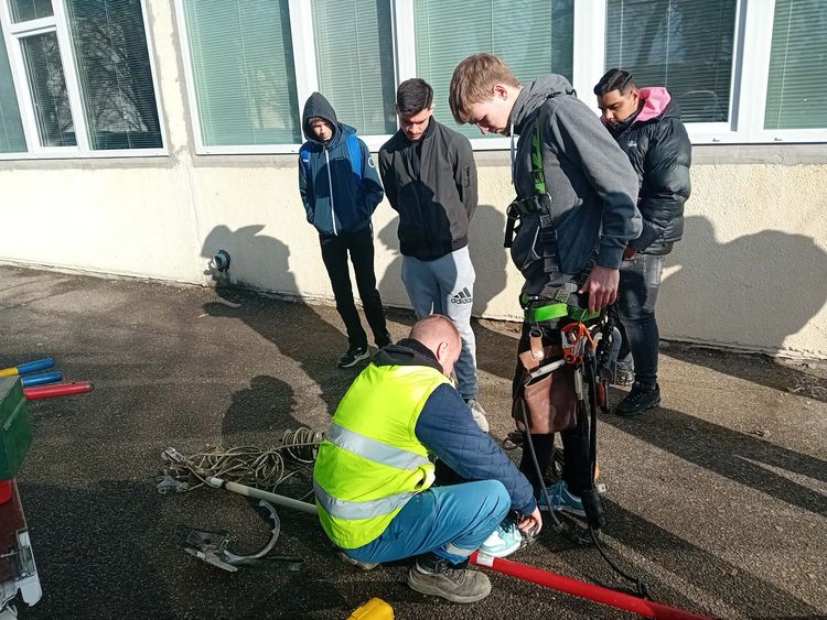 Az MVM szakemberei szakmai bemutatót tartottak végzős villanyszerelő tanulóink számára.