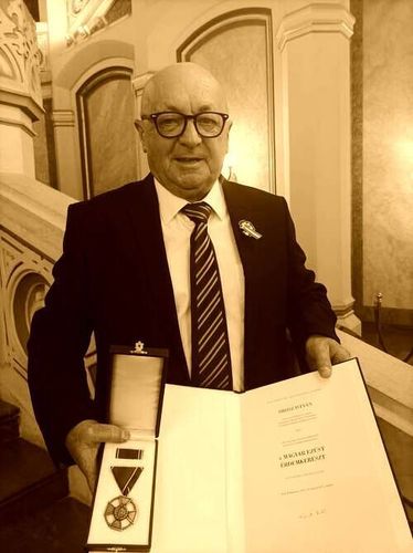 Mély megrendüléssel búcsúzunk Orosz István tanár úrtól, kollégánktól, barátunktól.